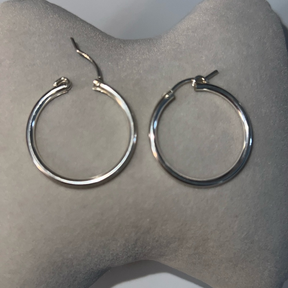 🛍NWOT 🛍 BEAUTIFUL STERLING SILVER HOOP Earrings in package . - Picture 2 of 3